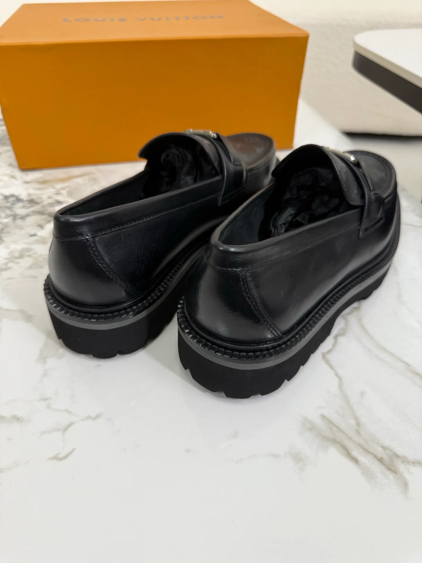 [L Family] Top P: 800💰 ▪️Size: 39-44 (38.45 custom-made) The top male god leather shoes Lv series are sold at the same time with original factory configuration, original cowhide fabric imported from Italy, soft and comfortable, imported water-dyed cow lining, soles: original ultra-light French foam outsole super comfortable, original factory with single goods 🔍🔍high quality, can be entered and exited at will, welcome to compare and synchronize.